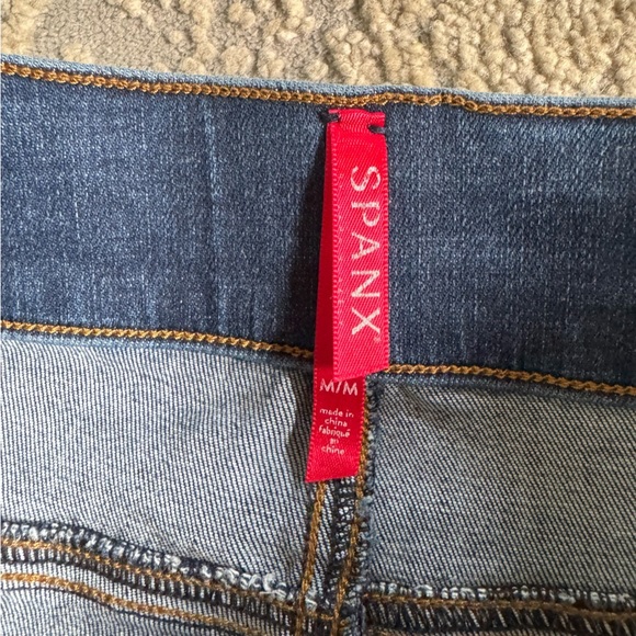 Spanx Jeans Cropped Flare Denim Medium Wash
High rise pull on medium - Picture 6 of 11